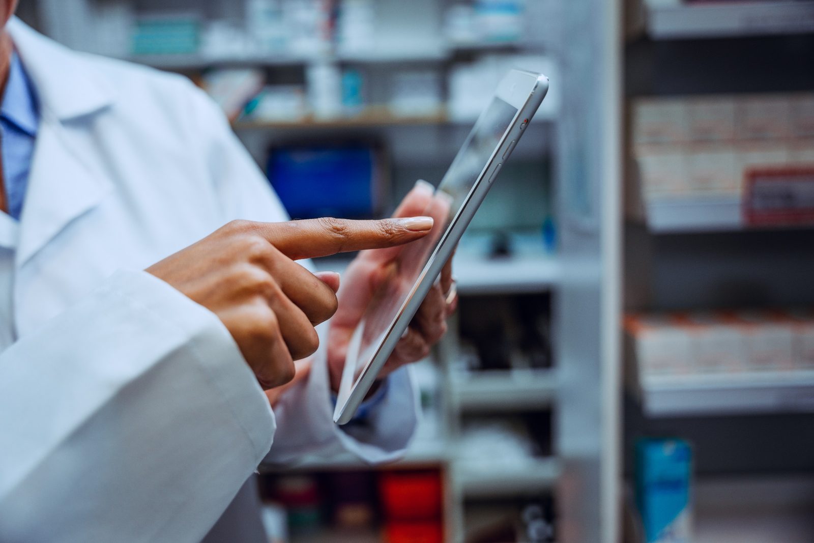 Pharmacienne utilisant une tablette dans son officine